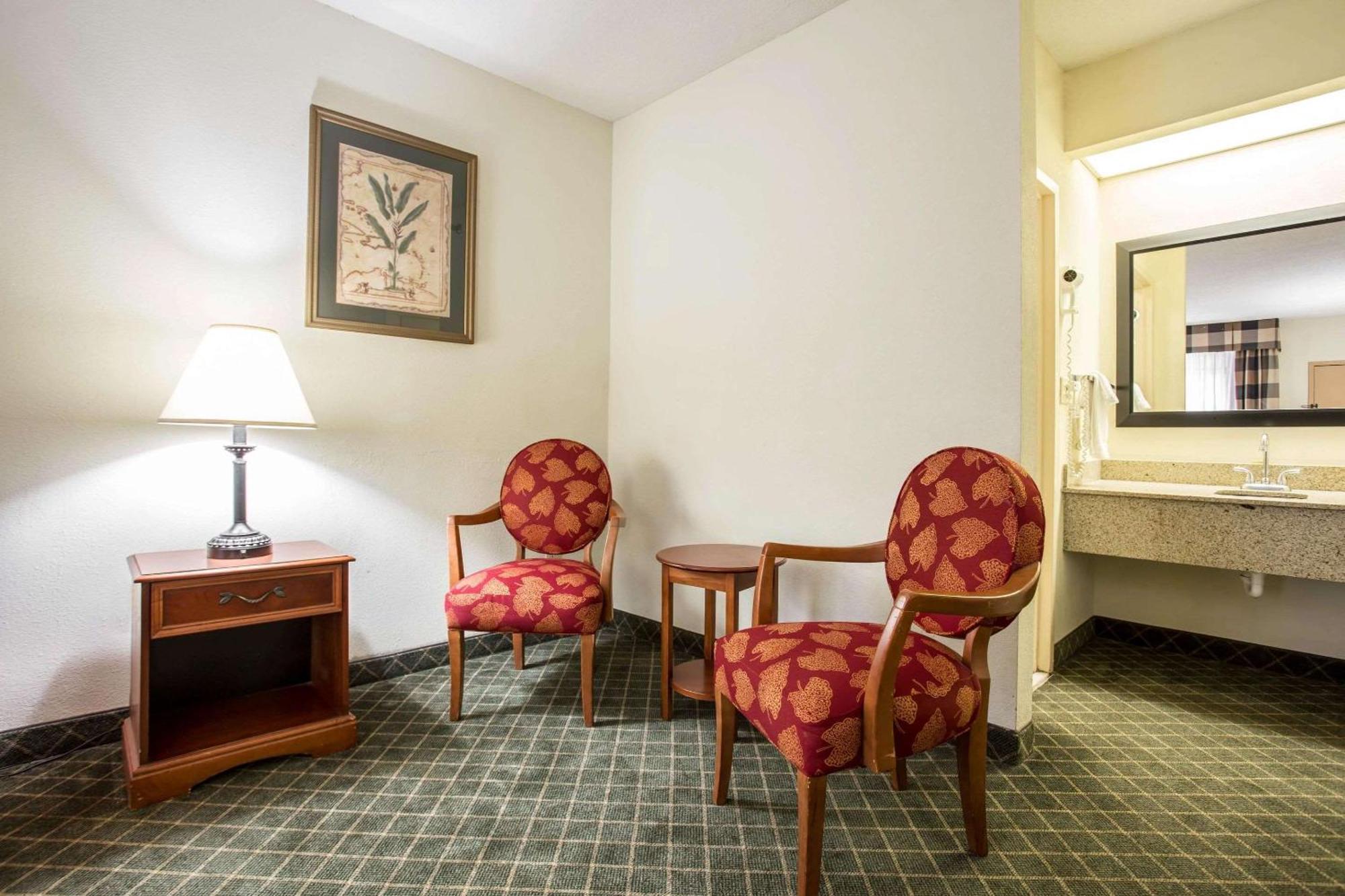 Clarion Inn & Suites Aiken South Ngoại thất bức ảnh