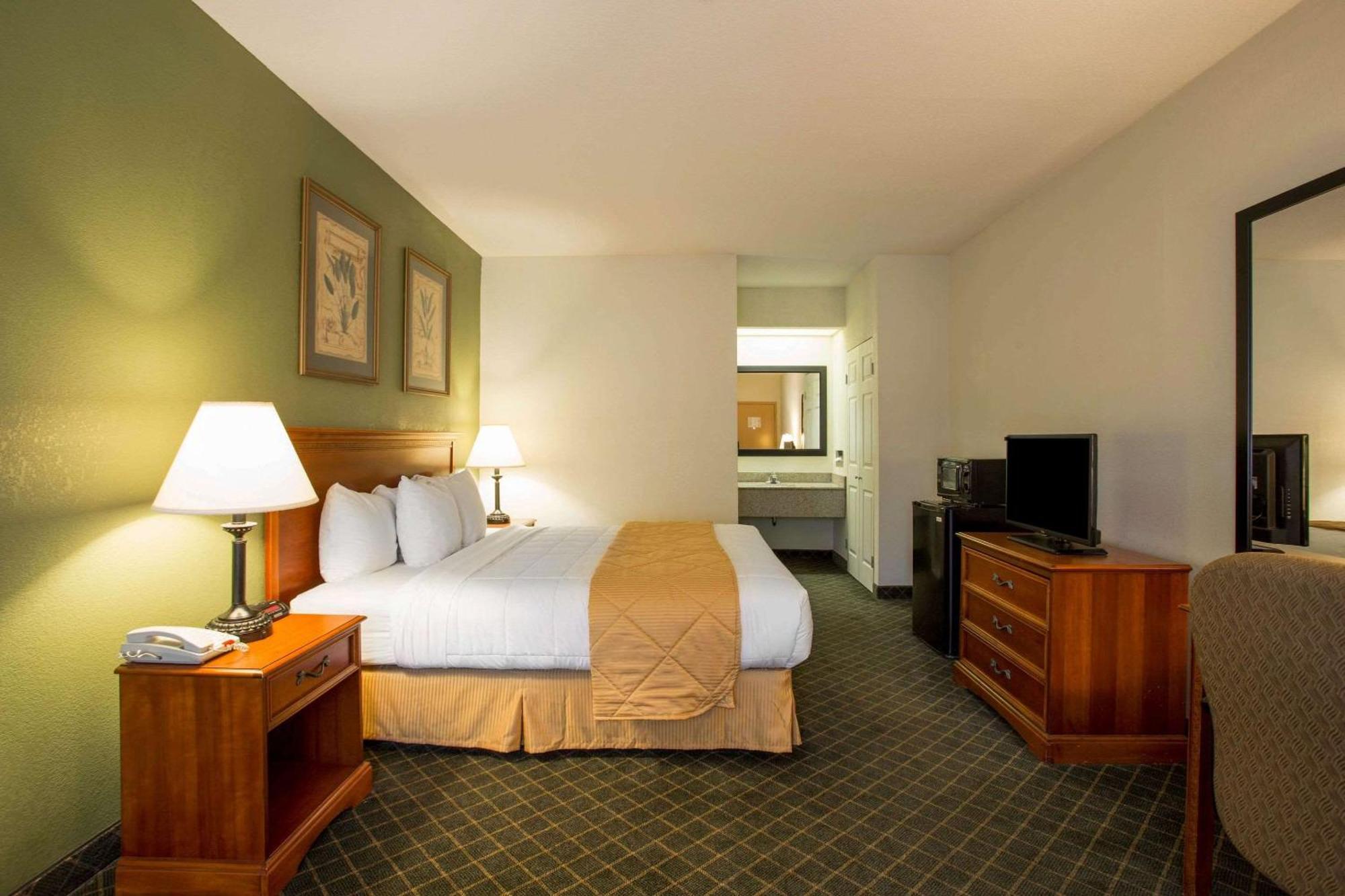 Clarion Inn & Suites Aiken South Ngoại thất bức ảnh
