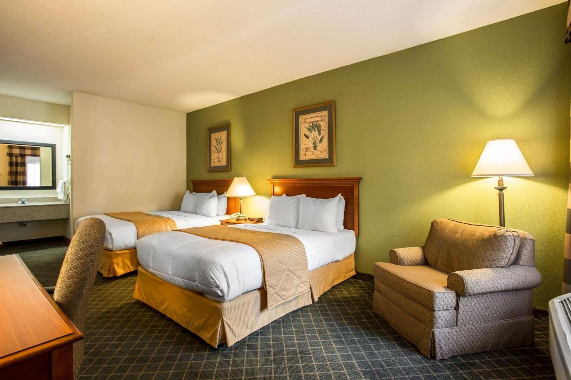 Clarion Inn & Suites Aiken South Ngoại thất bức ảnh