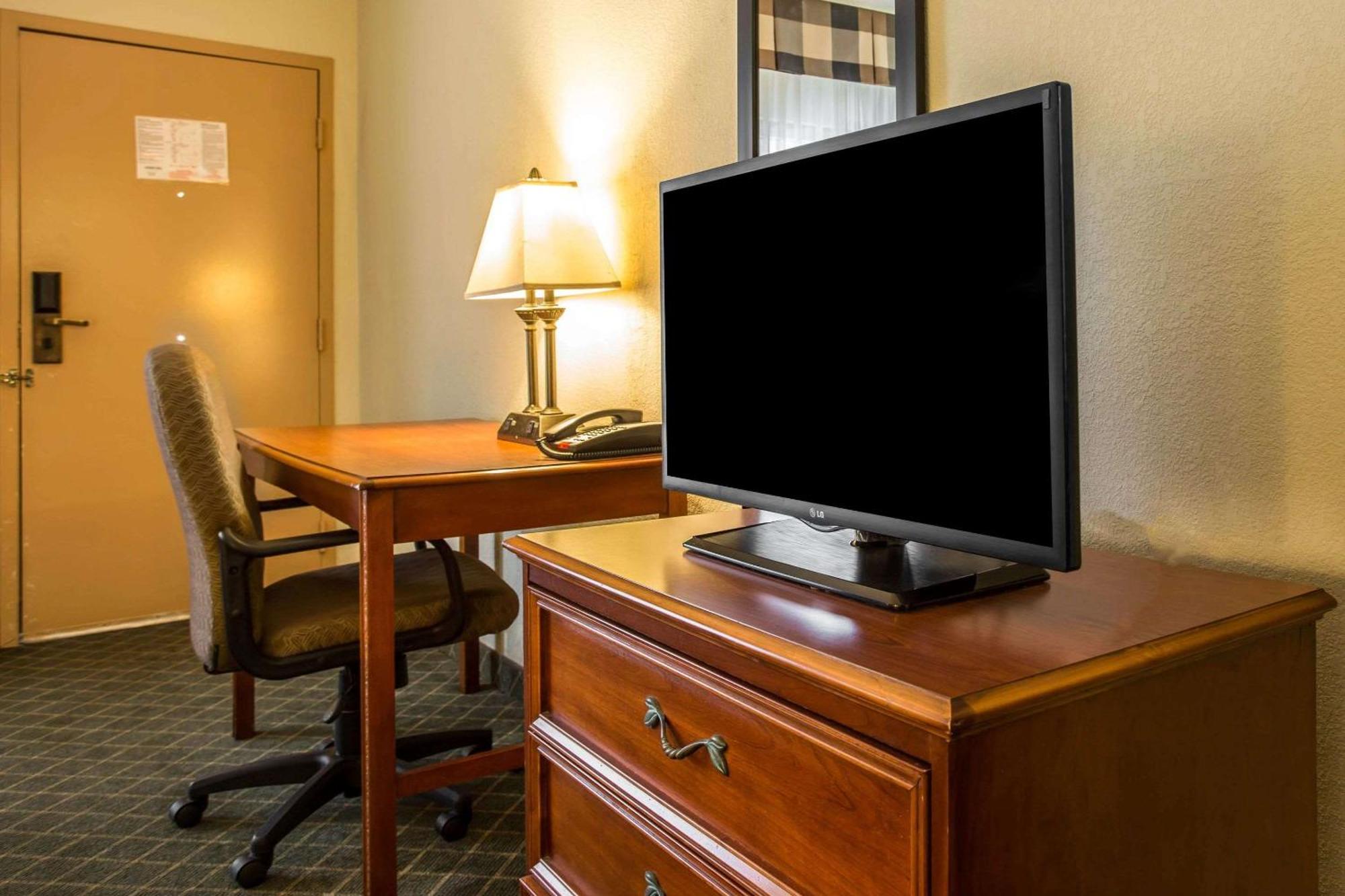 Clarion Inn & Suites Aiken South Ngoại thất bức ảnh